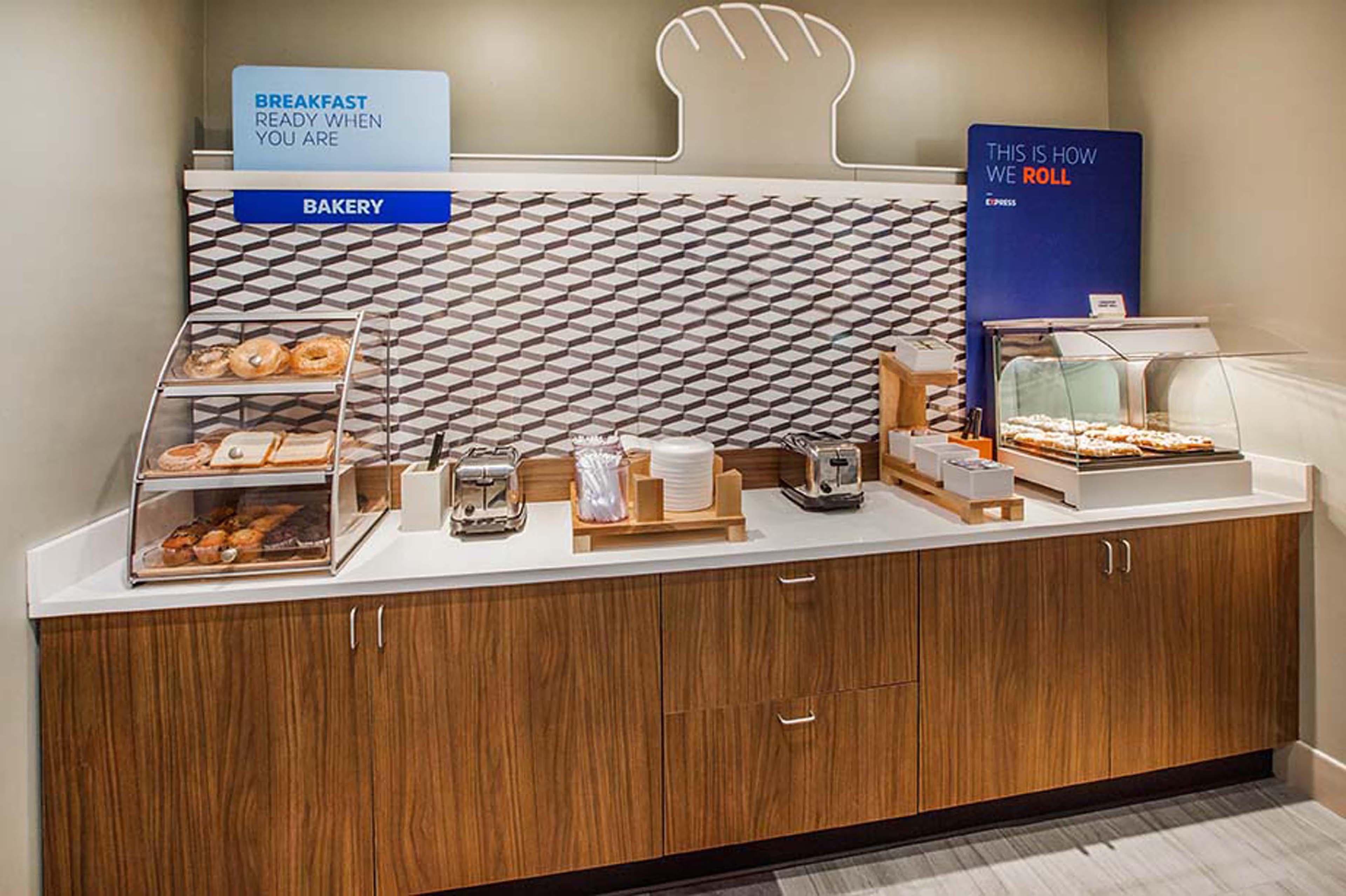 Holiday Inn Express Detroit-Warren/General Motors Technology Center By Ihg Exterior foto
